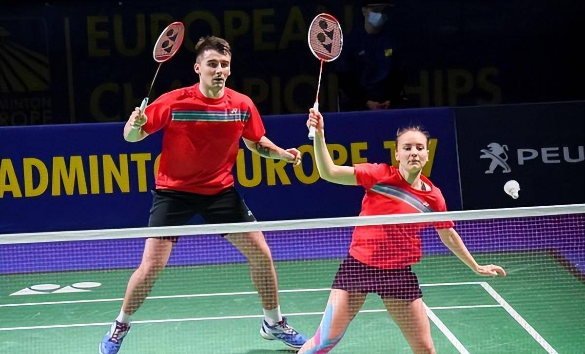 他带着大肚腩率队夺冠_于洋_李昂_羽毛球