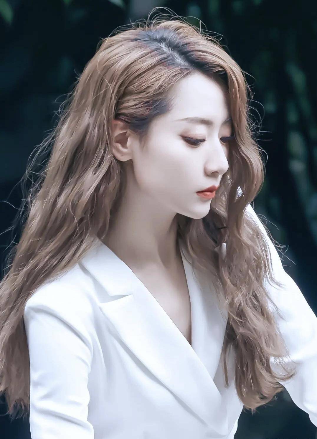 "抢"杨幂衣服又被男人"抢"老公,成龙英皇力捧,白冰如今咋样_杨受成