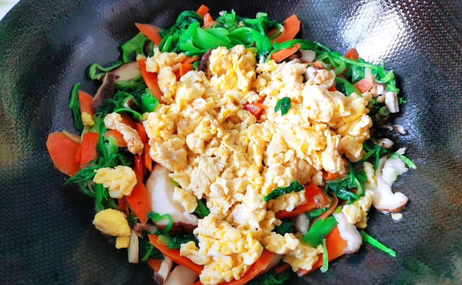 菠菜炒鸡蛋,味道鲜美做法简单,烹饪前注意1点,做好后好吃营养_蔬菜