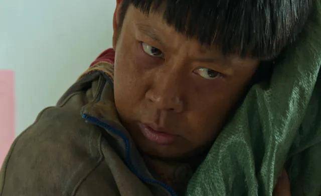 头一歪,眼一斜,铁青着脸,简直比傻子还像傻子.