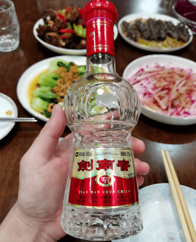 四川著名的葡萄酒剑南春,其高端产品水晶剑,四川葡萄酒的名称重量好