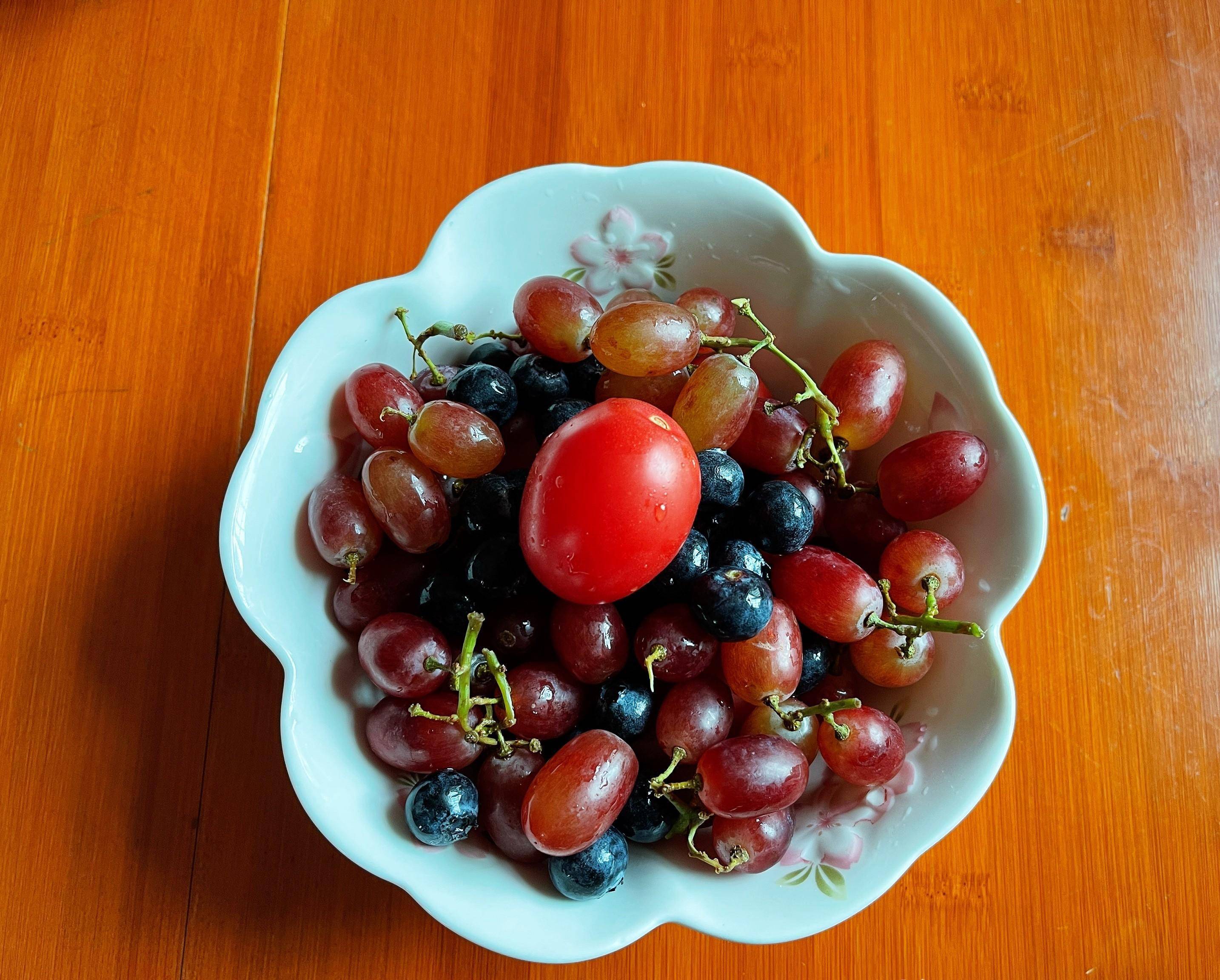 【水果拼盘】由千禧果,无籽红提,蓝莓组合的一份水果,酸中透着甜,饭前