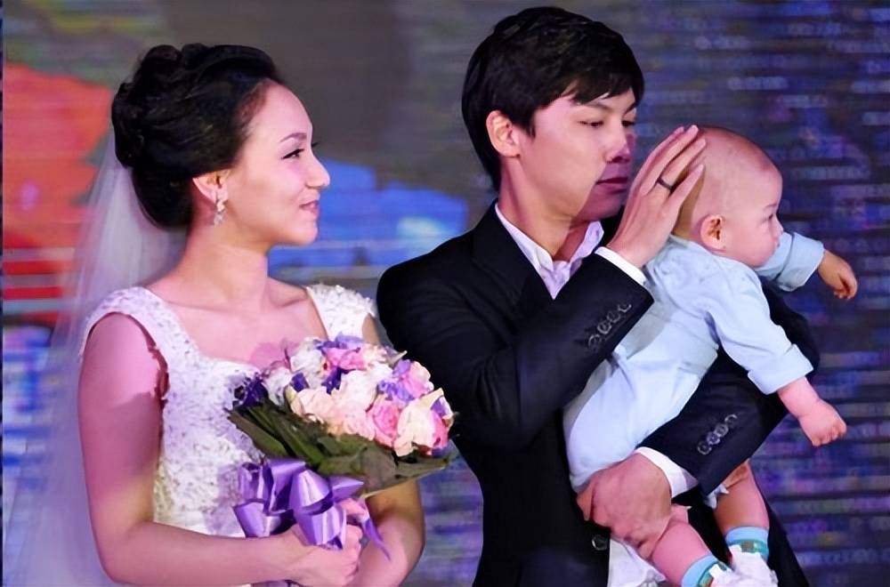 乒乓冠军陈玘晒二婚妻子恩爱照:小11岁,长相清纯漂亮如女大学生_教练