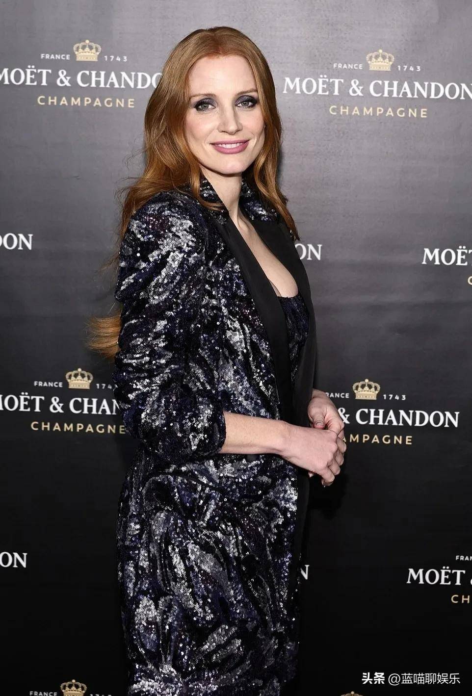 艾米丽身穿性感的露背粉色长裙,在假日庆典红毯上,看起来美极了_明星