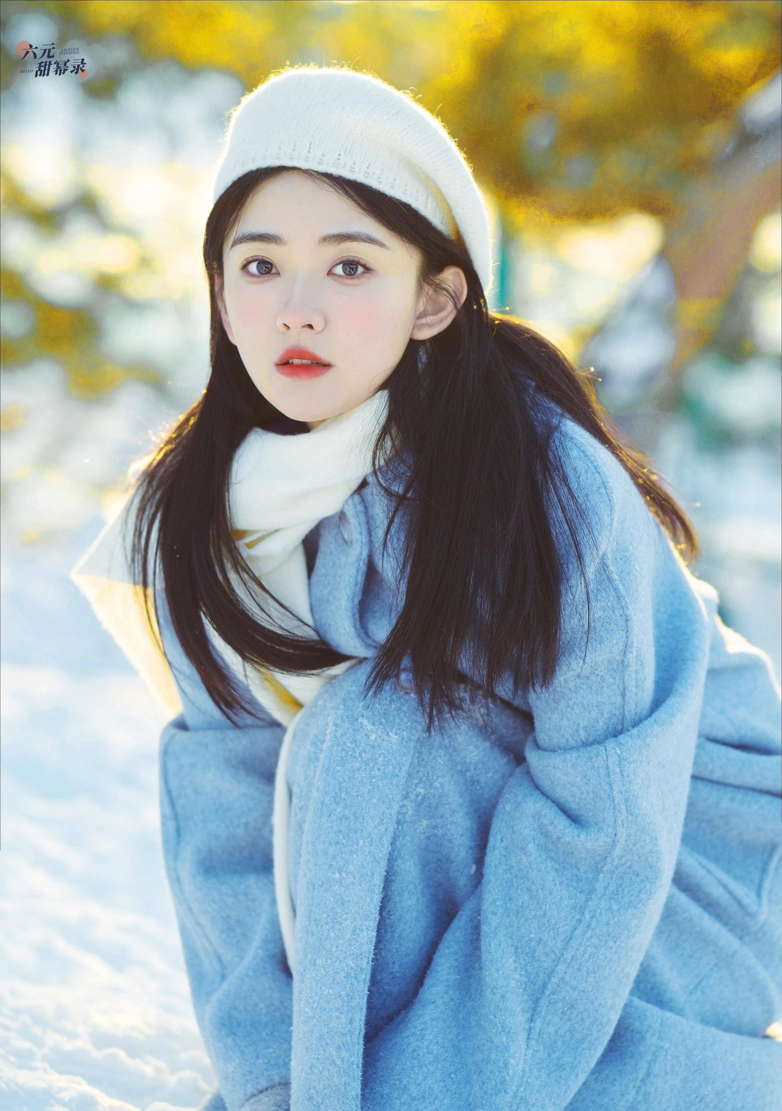 梁洁冬日氛围感照片,蓝色大衣贝雷帽造型好漂亮,笑容甜美像暖阳_玫瑰