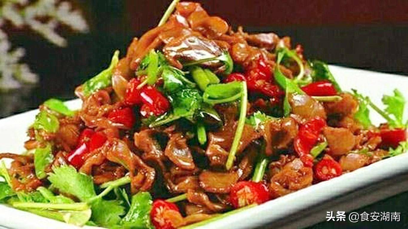 第三步:泡黄瓜,切成与鸡杂大小相同的片,尖椒切成小片,蒜切成指甲片