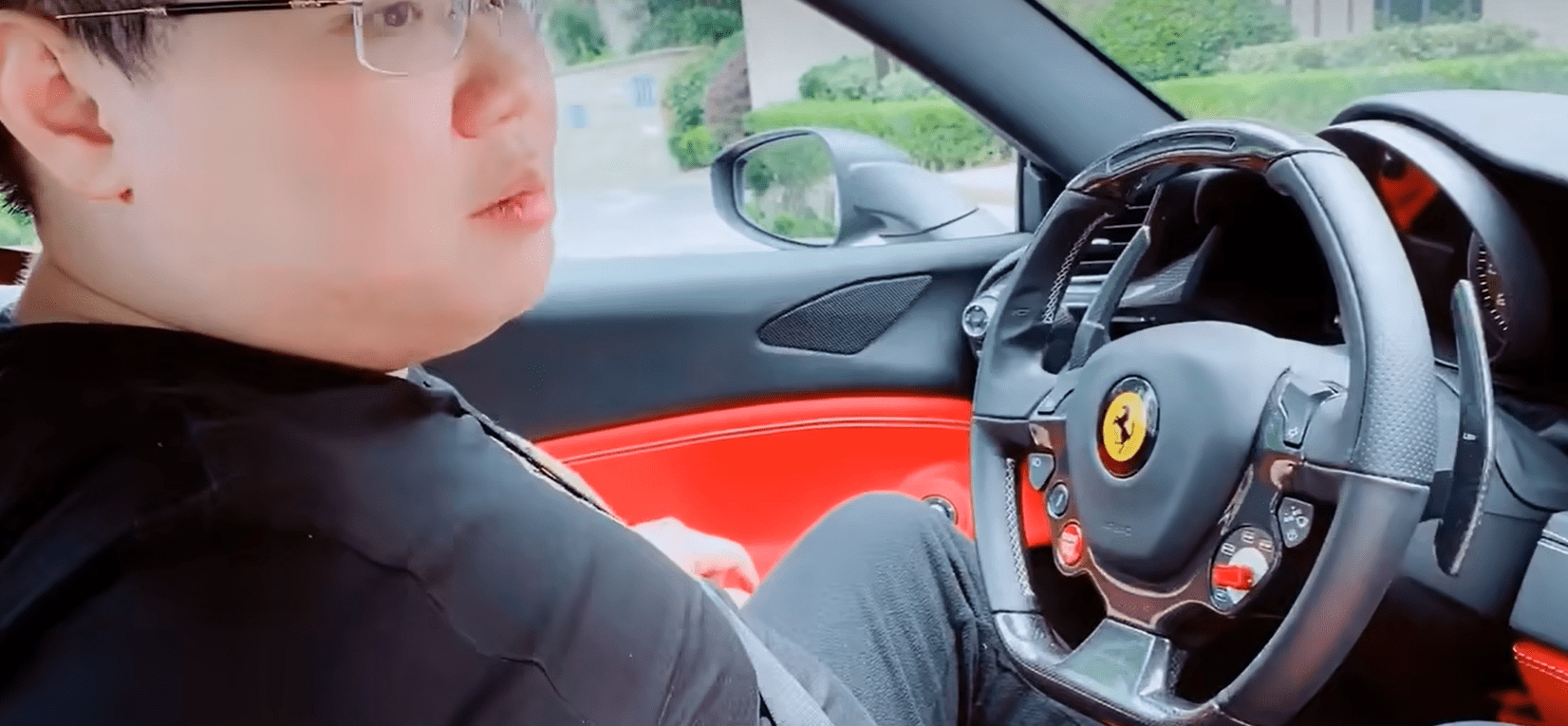 pdd豪车曝光!库里南星空顶开到三亚只为留给父亲用_法拉利_直播_奥迪