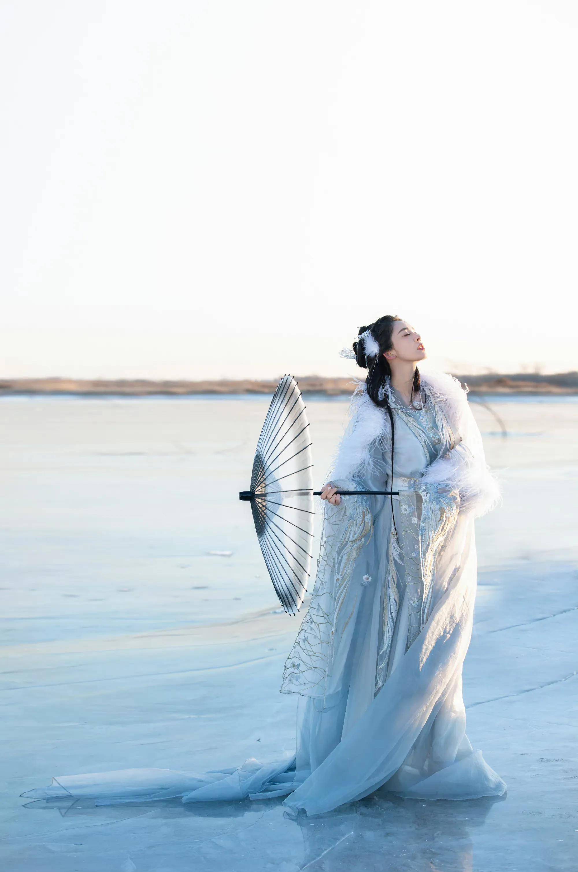 古力娜扎冰面仙羽写真,高清壁纸,清冷绝美,气质出尘._明星_唯美_意境