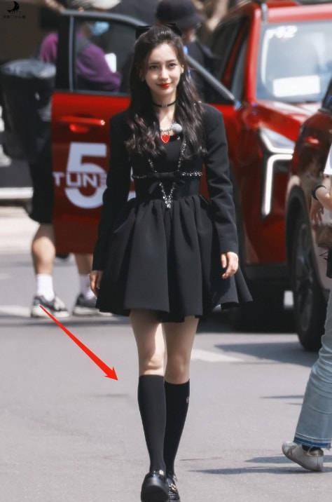 杨颖滑雪被拍,内搭连帽卫衣时髦又显脸小,但暴露了五五身材!