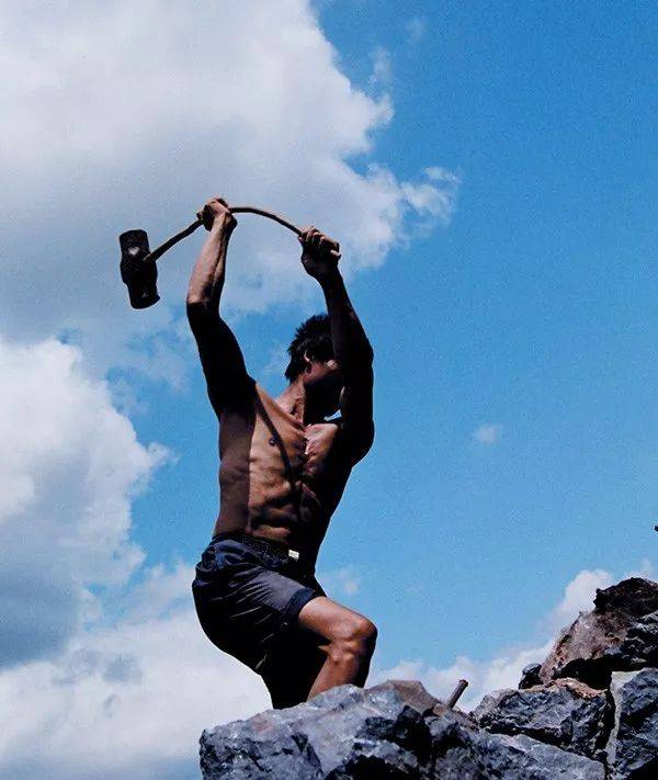 的反作用力,震得战士手上虎口开裂,出血疼痛,根本就不能连贯性抡大锤