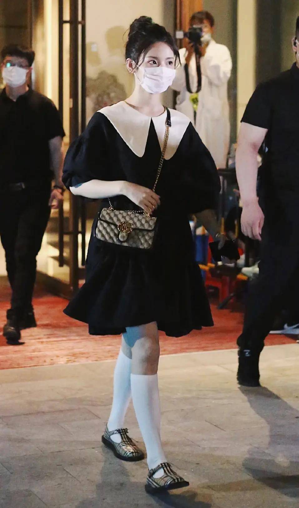 杨超越为证腿细,勇敢尝试"死亡白袜",没想到好看到路转粉!