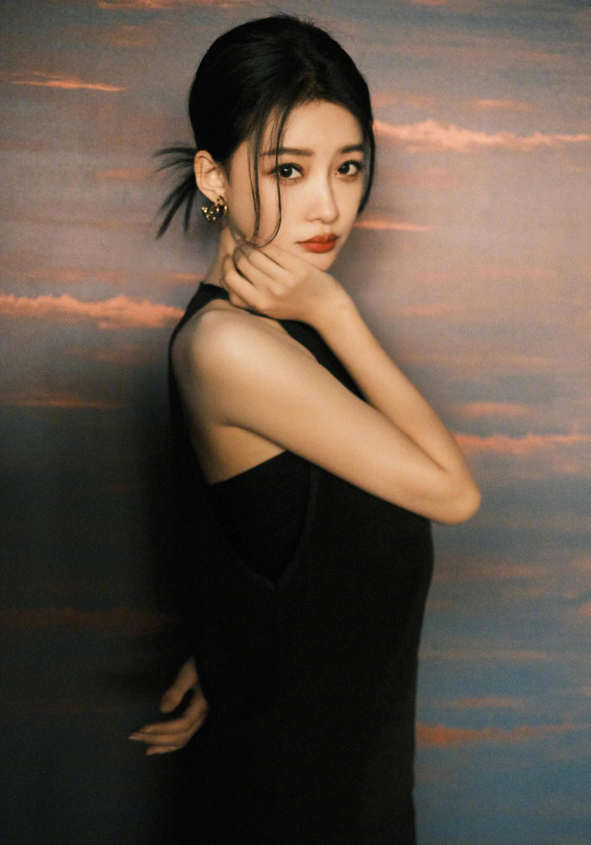 孙怡一身黑色连衣裙勾勒出曼妙身段,韵味大气感十足