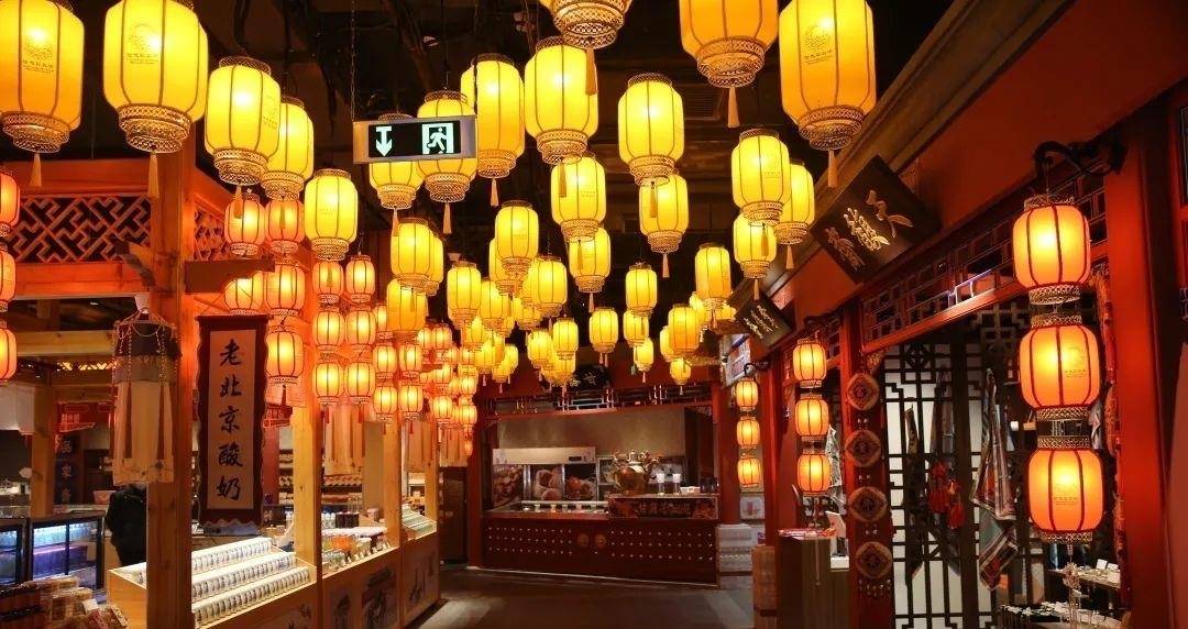 2021年12月18日正式开街的"拾光买卖街"位于圆明园银杏大道上占地面积