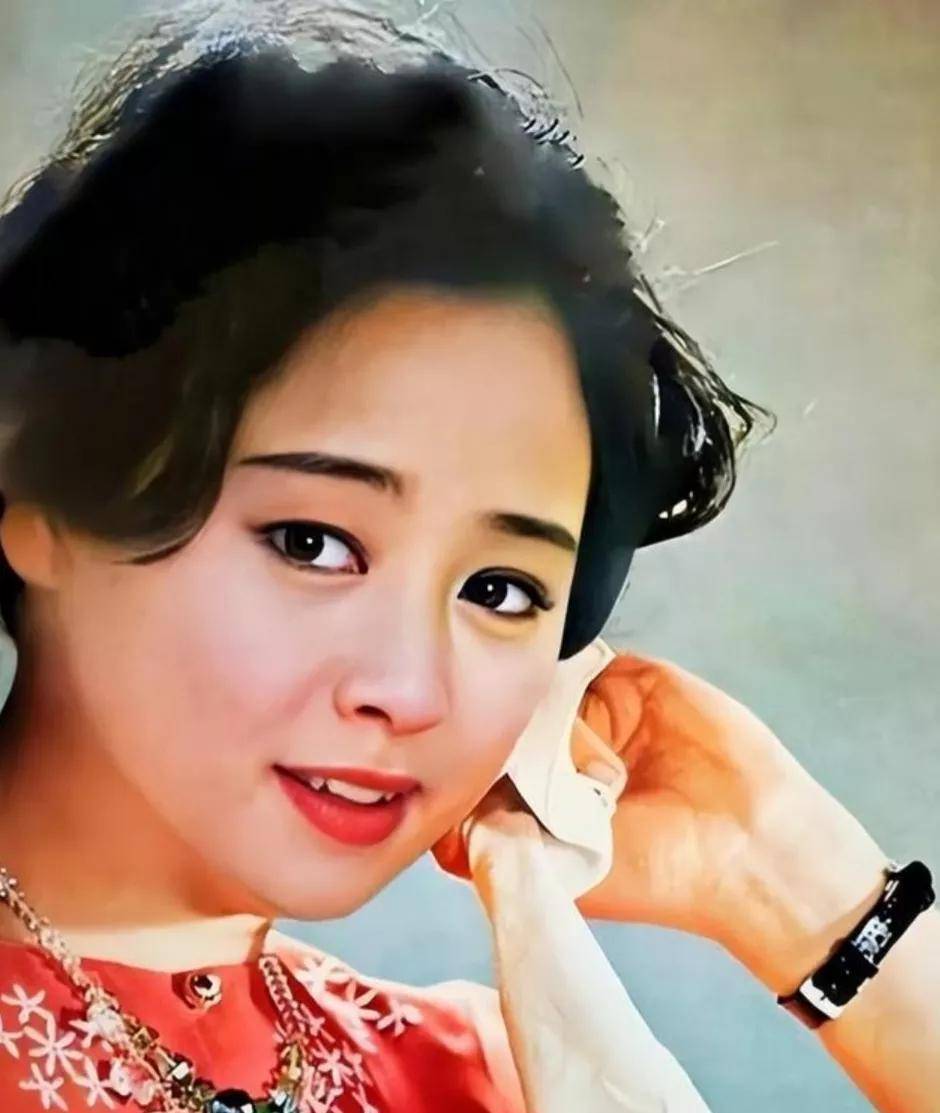 80年代,红极一时的女明星张瑜,放在现在看,还是那么的让人心动_眼神