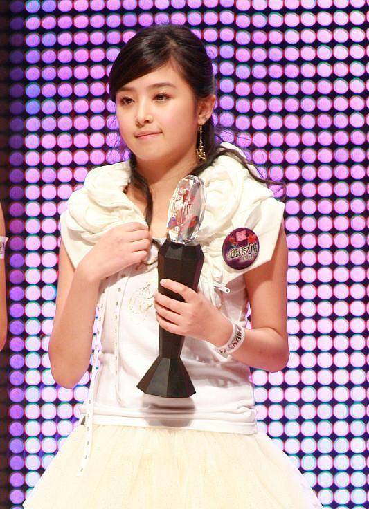 15岁获"超女"季军,从主持到演员,酸酸甜甜张含韵16年终被认识_明星