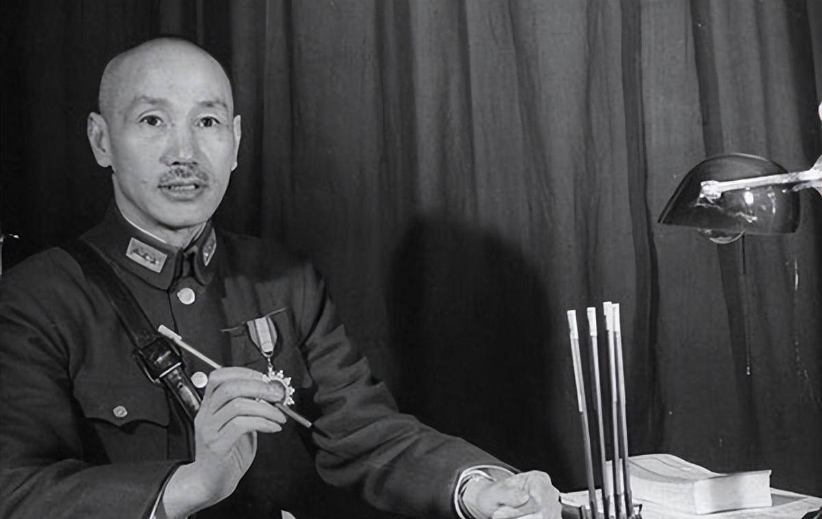 他是老蒋亲信,曾被派往西安监视东北军,10年后却加