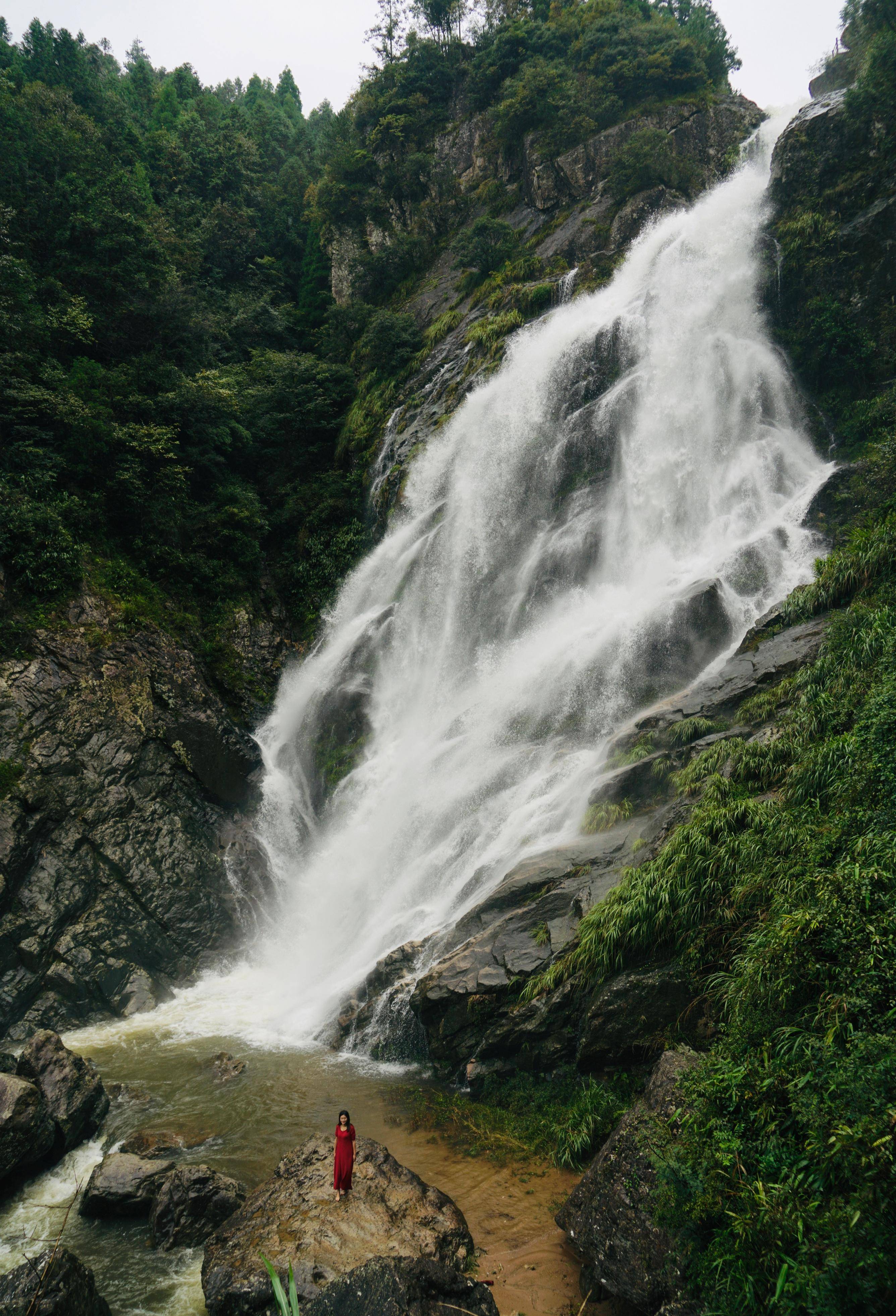 千米深山里的"云中大漈,令人一见倾心,雨中的雪花漈气势磅礴_关桥