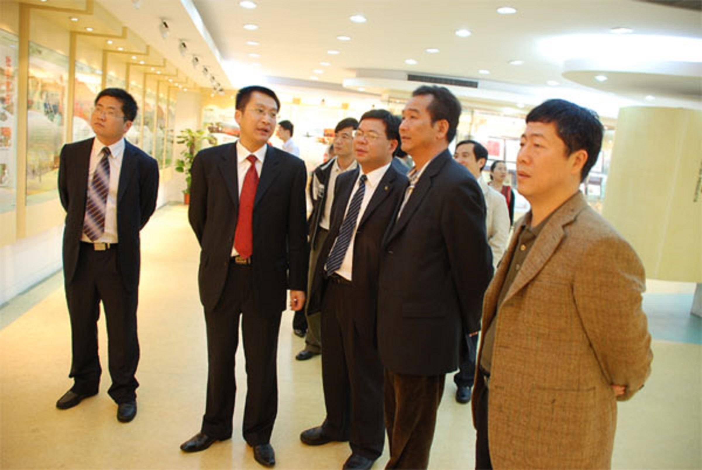 1993年,40岁的夏士林开始进行多元化经营,同时组建了升华拜克,华源