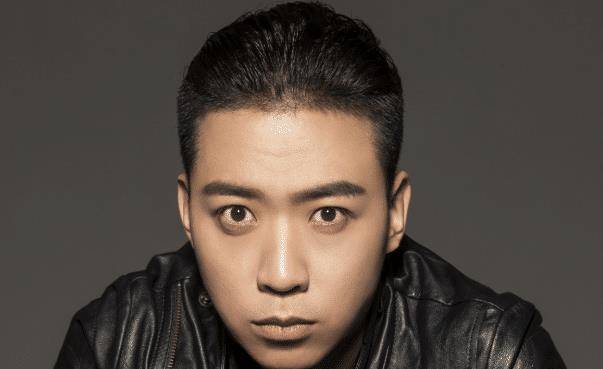 中戏导演系毕业的谢帅,不仅演过很多话剧,事业也有很不错的发展_时候