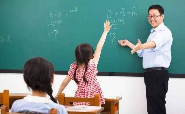 “我都退休了？为啥不能补课？”老教师被举报，官方这样回应