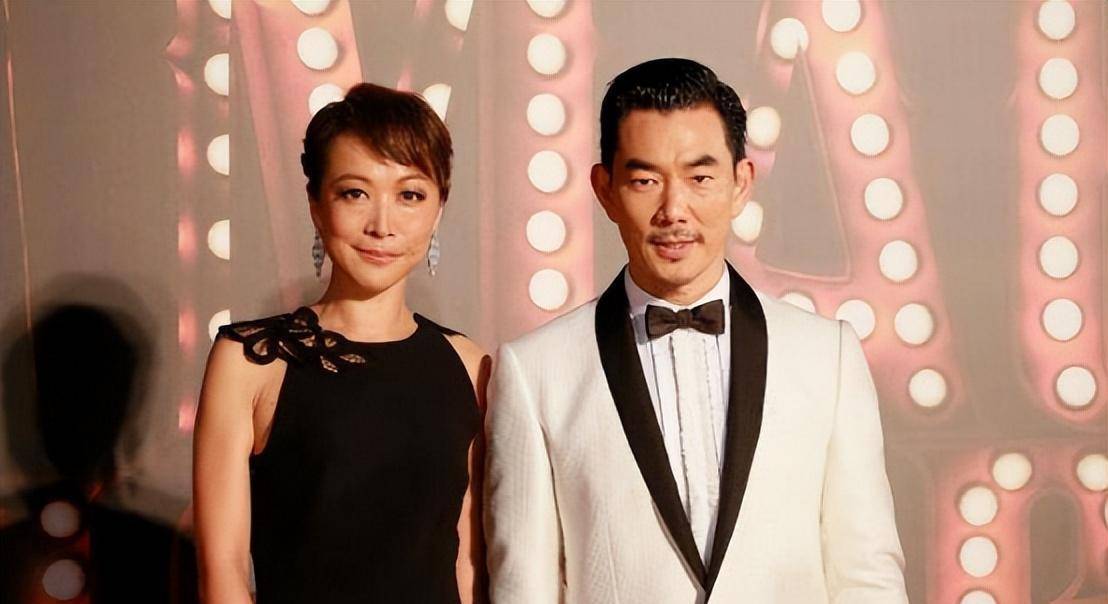 任贤齐夫妇亮相,53岁老婆穿黑色长裙高挑又贵气,气场盖过任贤齐_设计