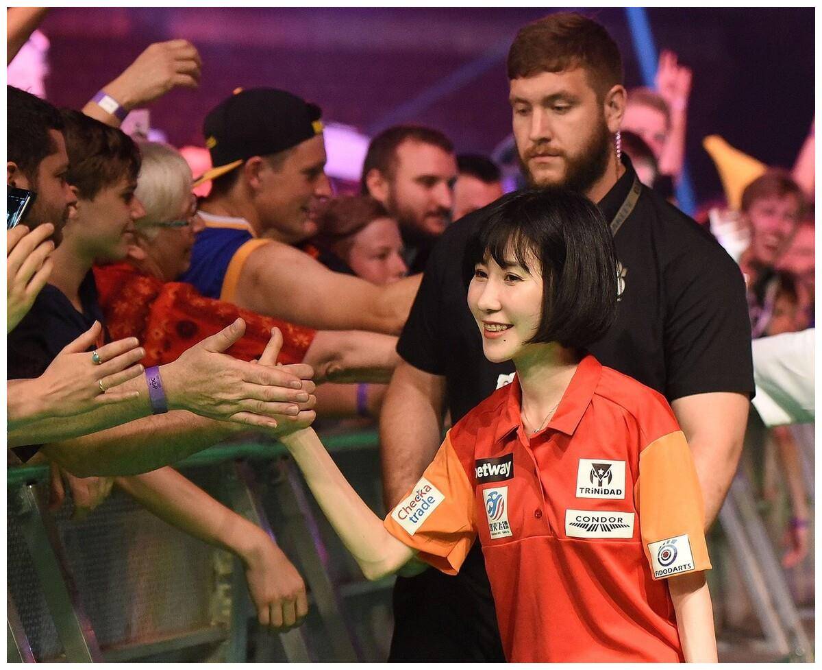 31岁女神冠军因病英年早逝,十年创多项历史_莫默_飞镖_国家