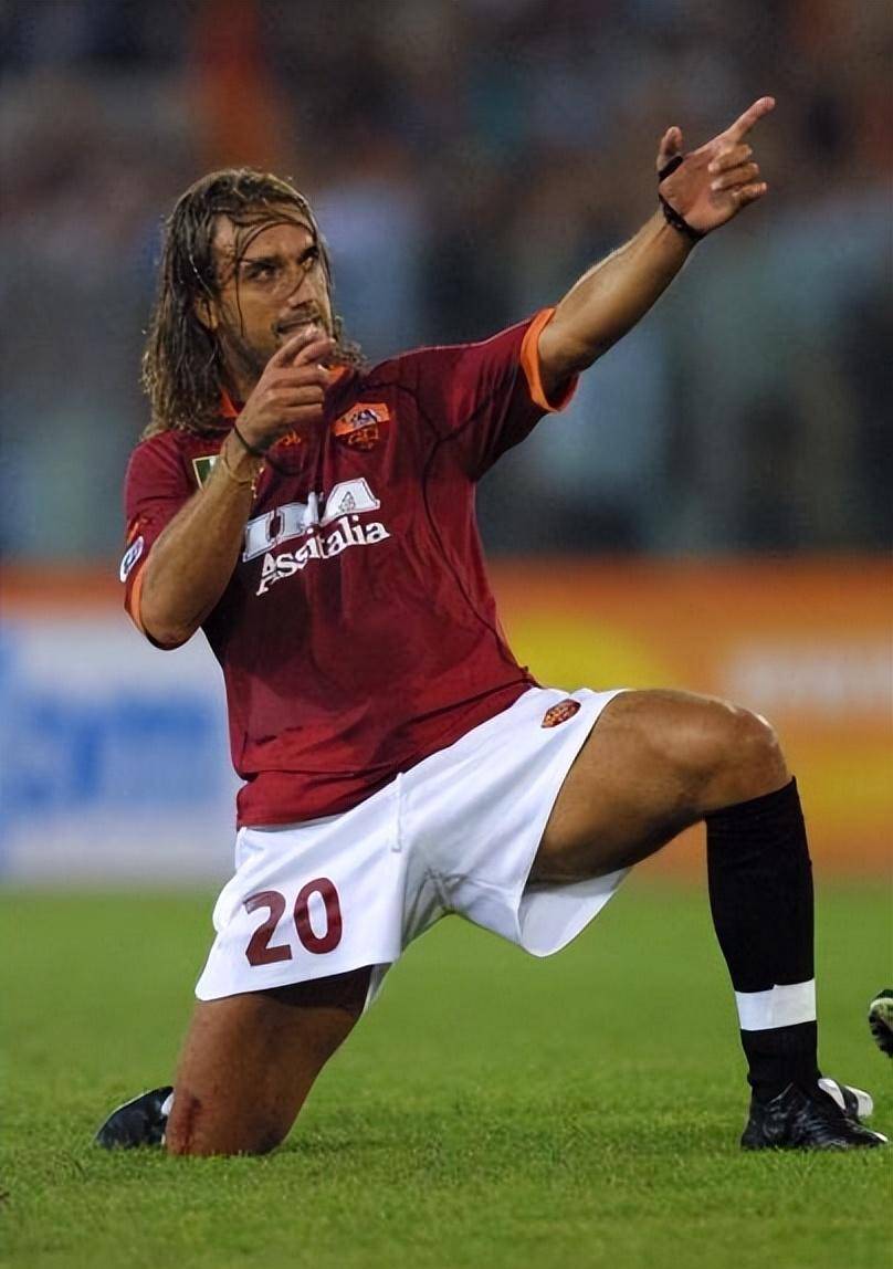 卡洛斯:世界足坛迄今为止,可以把射门称作"轰门"的球员仅1人