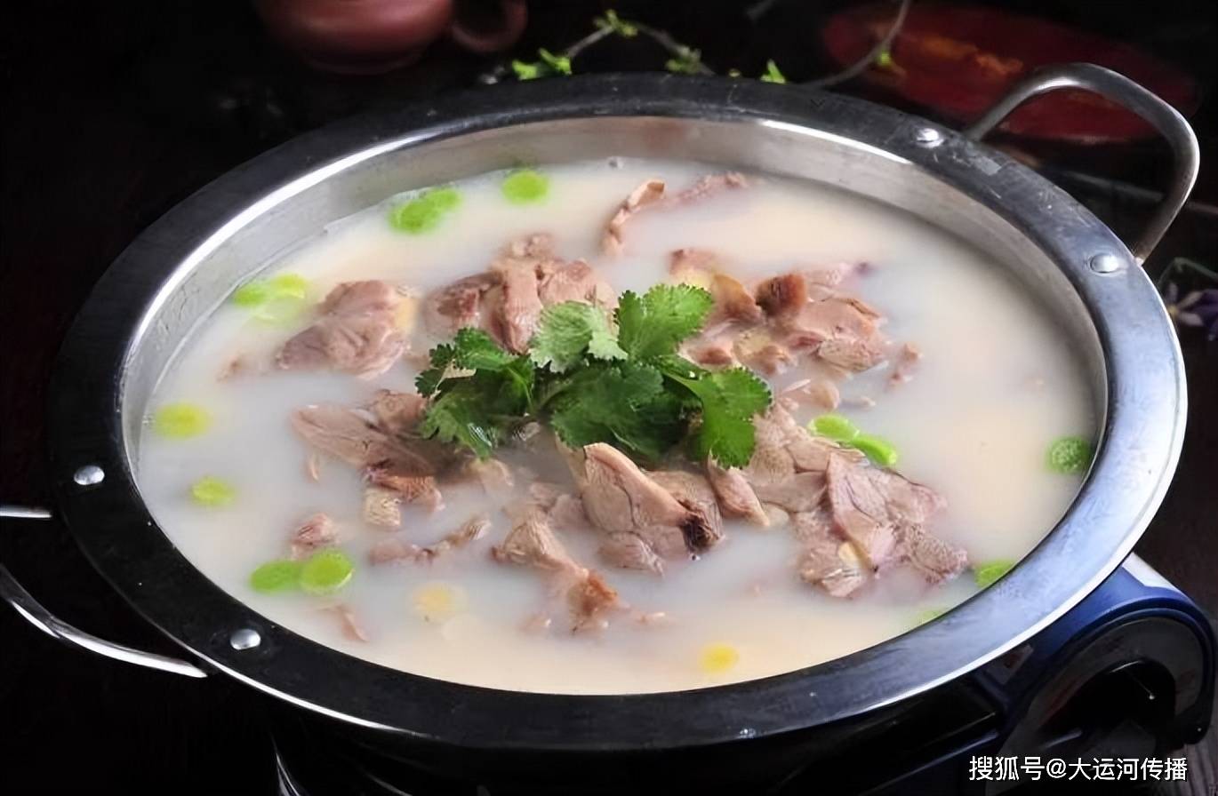 三四好友,明炉一盏,黄酒数瓶,一锅细火慢煮的羊肉汤,犹如江南寒冬中的