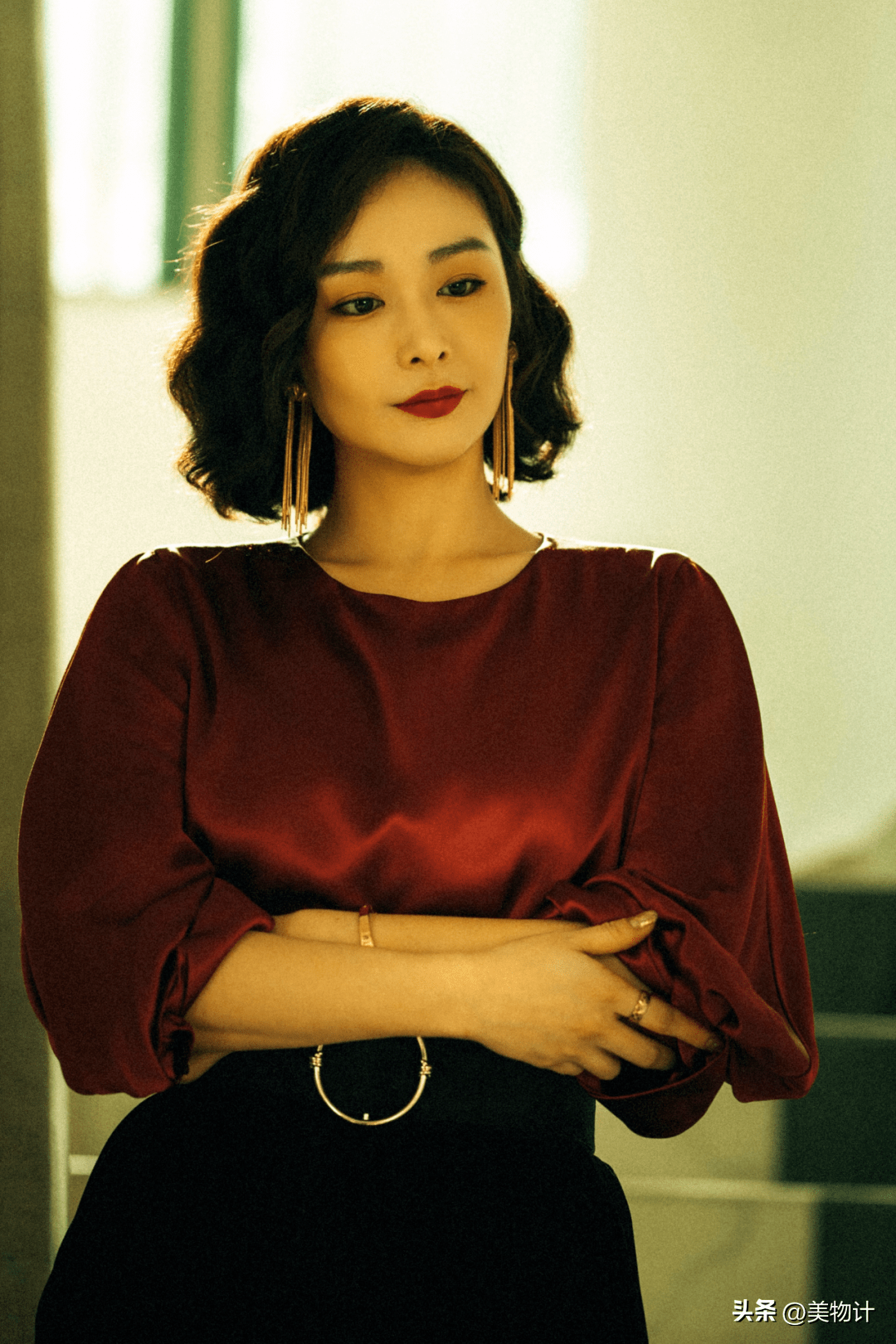 《狂飙》陈淑婷造型多!_衣服_气质_红唇