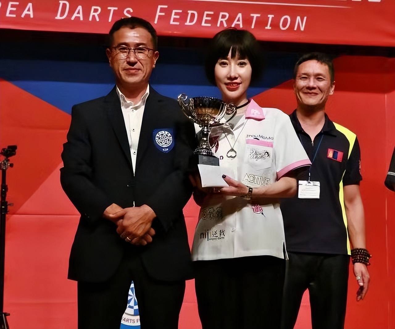 31岁中国世界冠军去世,曾创多项纪录,长相甜美高颜值_莫默_飞镖_比赛