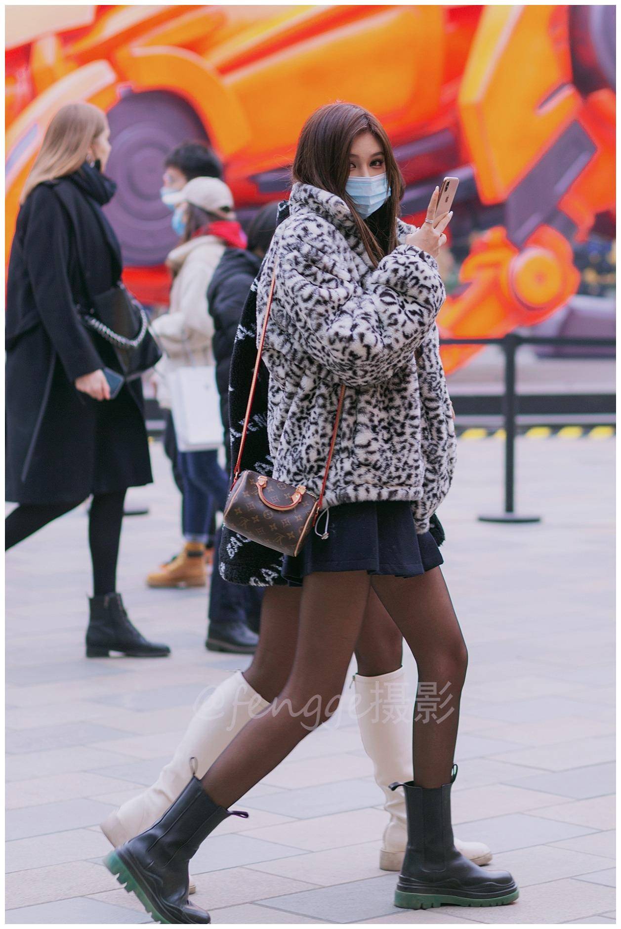 街拍:两个美女好闺蜜同穿小裙子皮靴黑丝袜,谁更时尚谁更美?