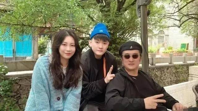 如今,黄安儿女双全,一家人生活惬意,女儿长相甜美颜值超高,据说已经