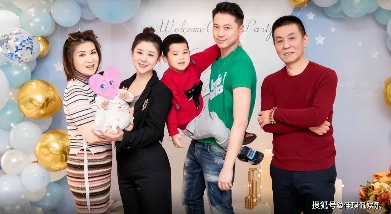 王雷罕见晒出全家福!