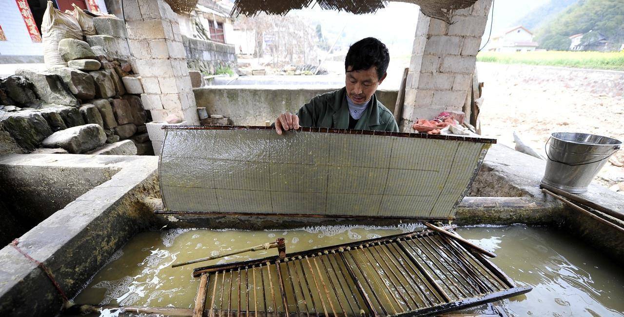 造纸术是中国四大发明之一,东汉时期,蔡伦用树皮,麻头及敝布,鱼网等