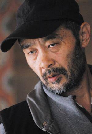 他是张艺谋同学,李雪健兄弟,因一部电影遭禁10年,66岁仍在拍戏_田壮壮