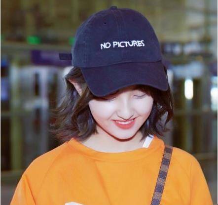 张子枫扎丸子头少女感十足,低头看手机,微微一笑很倾城_样子_感觉