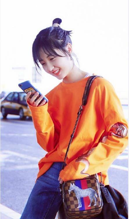 张子枫扎丸子头少女感十足,低头看手机,微微一笑很倾城_样子_感觉