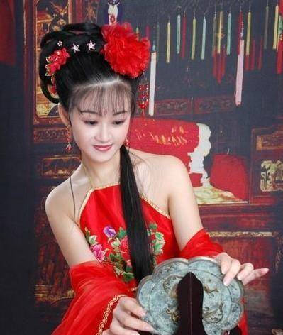 据记载,契丹女子将"抹胸"与内裤作为女子相扑运动员的比赛服装;贴身