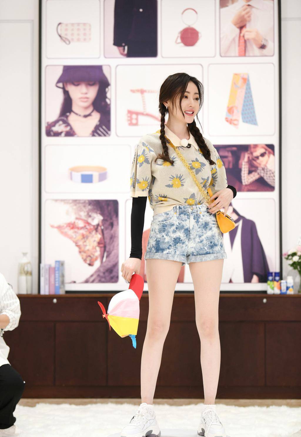 张天爱上"跑男"换3套服装,两套秀美腿,最后一套真的欣赏不来_黑色