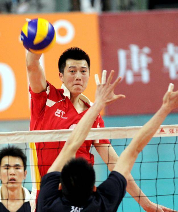 从儿子张晨3,4岁开始,张友生就给他介绍了排球.