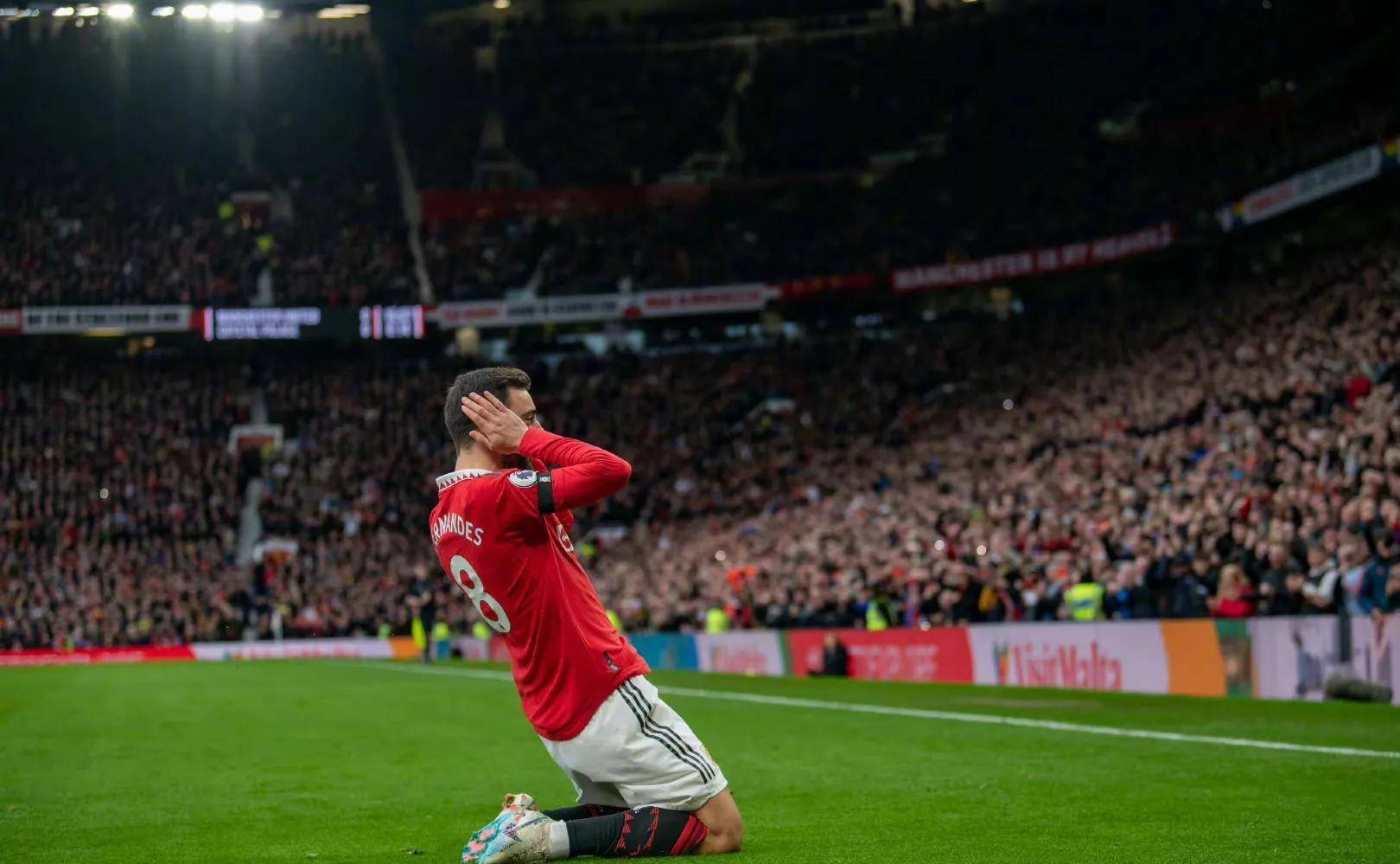 主裁经过视频回放判定点球,b费主罚小碎步骗过门将轻松打进,曼联闪电