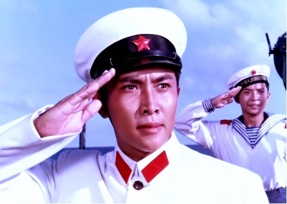 1975年,唐国强成功获得《南海风云》的参演机会,饰演了男主"于化龙"