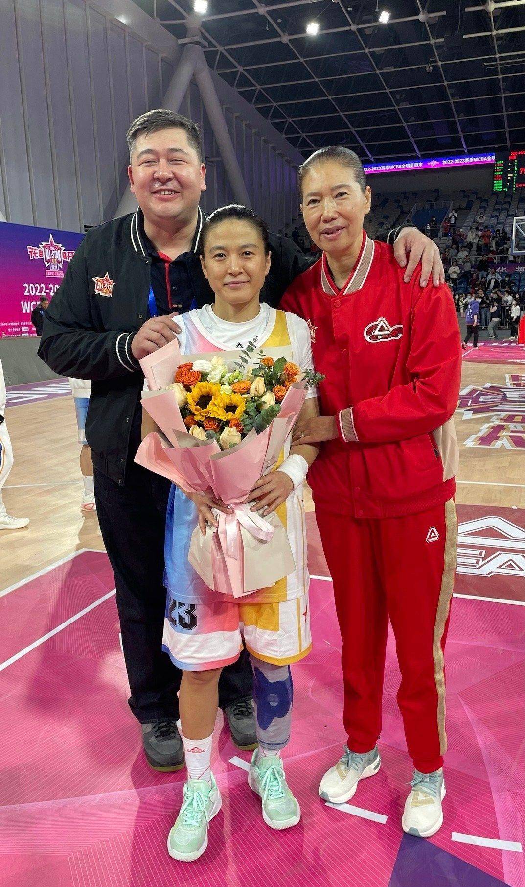 王丽丽蝉联全明星mvp,砍24 6 7,冠军拿到手软_中国女篮_个人_篮球
