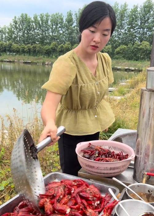 乡妹九儿90后女汉子,靠操办酒席爆红网络,大妈争抢着当儿媳!