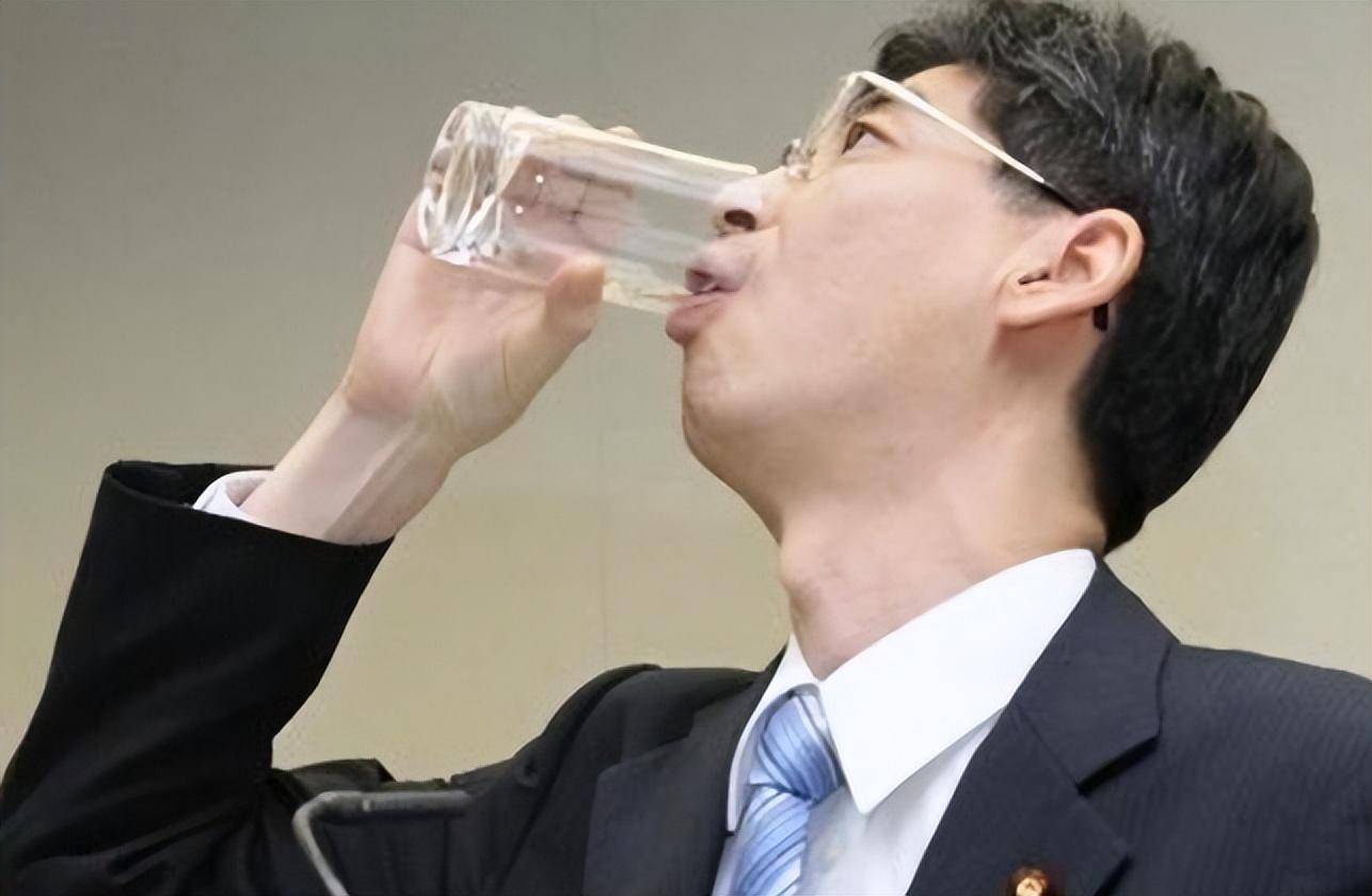 那个喝了核废水的日本议员咋样了2014年账号停更,次年退出政坛_核辐射