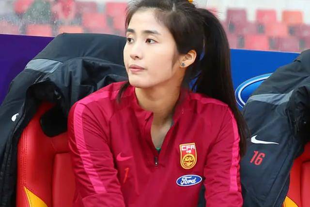 中国足球美女守门员送上祝福!鹅蛋脸有很高的价值,在31岁时仍然单身