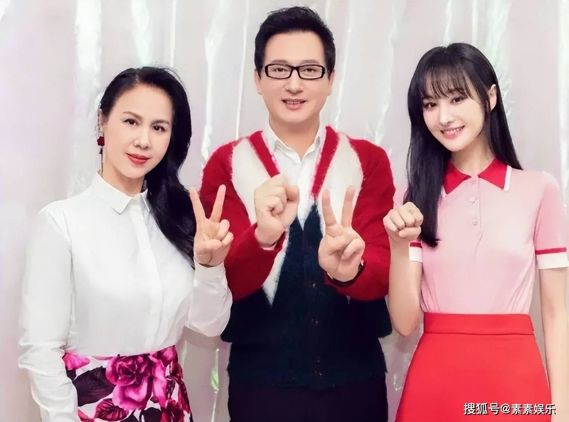 郑爽出席华人慈善活动,穿白裙上台讲话,风波过后首度公开演讲_阿爽