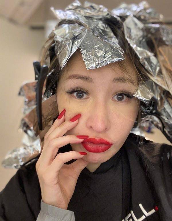 而且可以看到萧亚轩的眼睛里还有一些红血丝,面容也露出疲惫感.