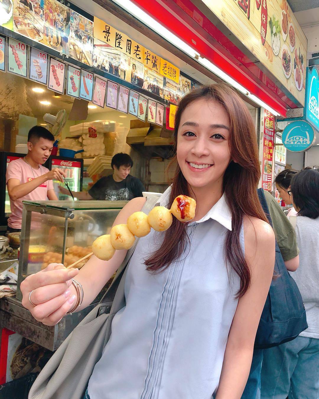 她是四姐妹花老大,主持一姐,凭魅力吸引百亿富家子,却因妹分手_黄新