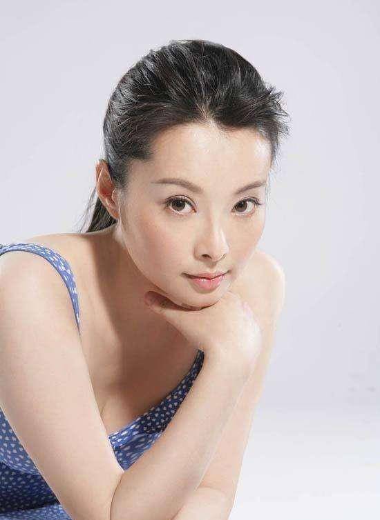 在大学第二年就被导演选中,参演了人生中第一部影视剧《飞虎队》,自此